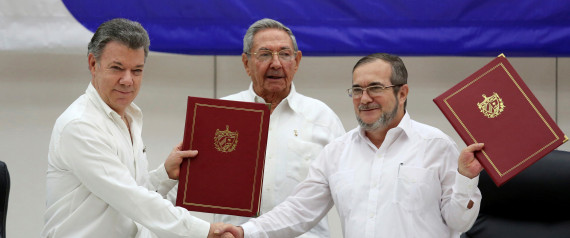 Cuba's President Raul Castro (C), Colombia's President Juan Manuel Santos (L) and FARC rebel leader Rodrigo Londono, better known by his nom de guerre Timochenko, react after signing a historic ceasefire deal between the Colombian government and FARC rebels in Havana, Cuba, June 23, 2016. REUTERS/Alexandre Meneghini      TPX IMAGES OF THE DAY