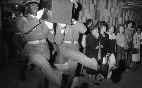 (FILES) This handout file picture released by the Cuban National Information Agency (AIN) taken on October 17, 1997 shows Cuban soldiers carrying the coffin of Argentine-born Cuban revolutionary leader Ernesto "Che" Guevara at a special mausoleum built in Santa Clara, Cuba, for him and six of his comrades killed with him in Bolivia in 1967. Half a century after his death next week on October 9, 2017, Ernesto "Che" Guevara will be remembered in ceremonies in Cuba and in Bolivia, whose CIA-trained troops sent shockwaves around the world when they executed the Cold War revolutionary icon in 1967. / AFP PHOTO / AIN / HO / RESTRICTED TO EDITORIAL USE - MANDATORY CREDIT "AFP PHOTO / AIN / HO" - NO MARKETING NO ADVERTISING CAMPAIGNS - DISTRIBUTED AS A SERVICE TO CLIENTS  FILES-CUBA-CHE GUEVARA-50TH ANNIVERSARY-DEATH